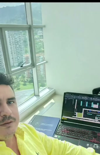 Ingeniero de Dielec elaborando un diseño eléctrico y planos en CAD