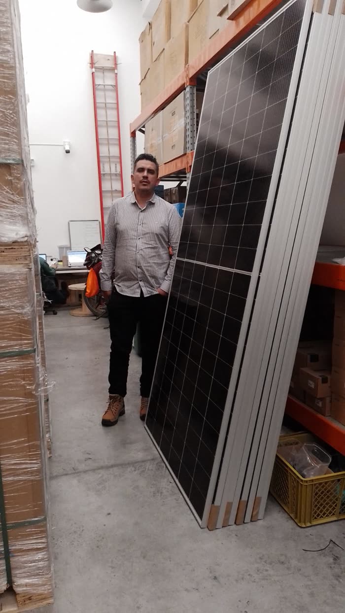 Equipo de Dielec Ingeniería en Bucaramanga con los paneles solares de un proyecto