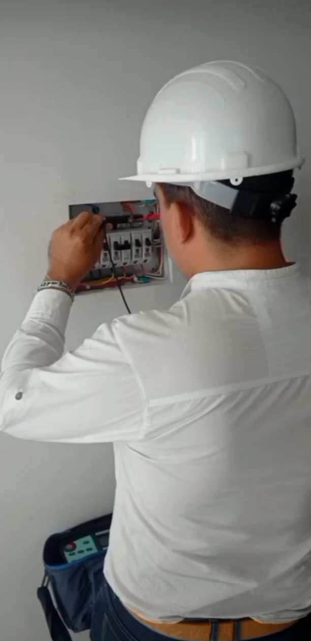 Ingeniero de Dielec probando las protecciones de un tablero eléctrico durante una inspección RETIE en Bucaramanga