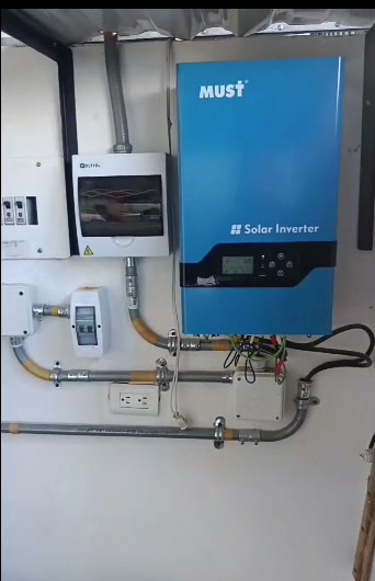 Inversor de un sistema de paneles solares instalado por Dielec