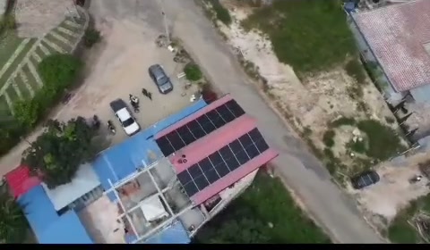 Paneles solares en la cubierta de un local comercial en Santander
