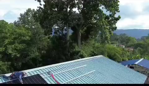 Paneles solares off grid sobre una cubierta metálica
