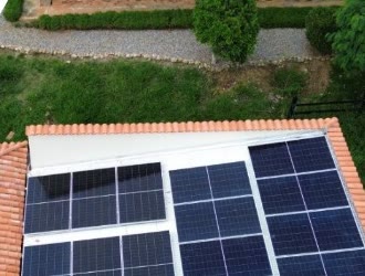 Paneles solares sobre teja de barro en una vivienda unifamiliar