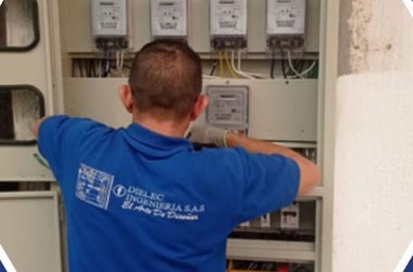 Tablero eléctrico con celda de medida y medidores de energía legalizados